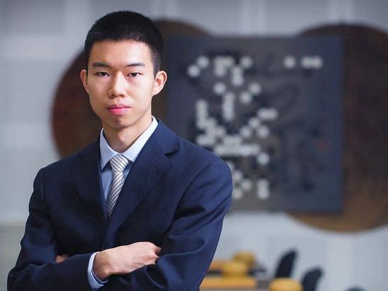 松本良人在十五年前结了第一次婚，婚后第三年，他的长子出生。